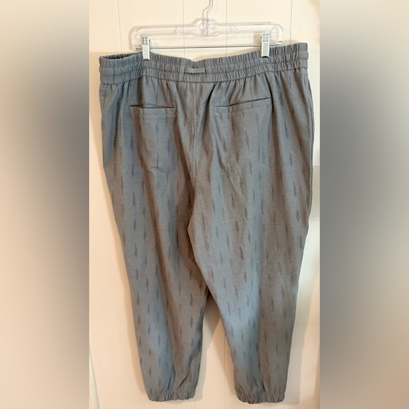 ATHLETA NWT Gray Farallon Printer Joggers, Size 22 - Picture 7 of 8